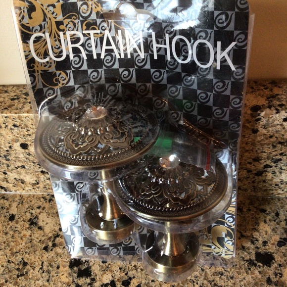 2pairs of Antique Brass Embellished Curtain Hooks - Picture 4 of 7